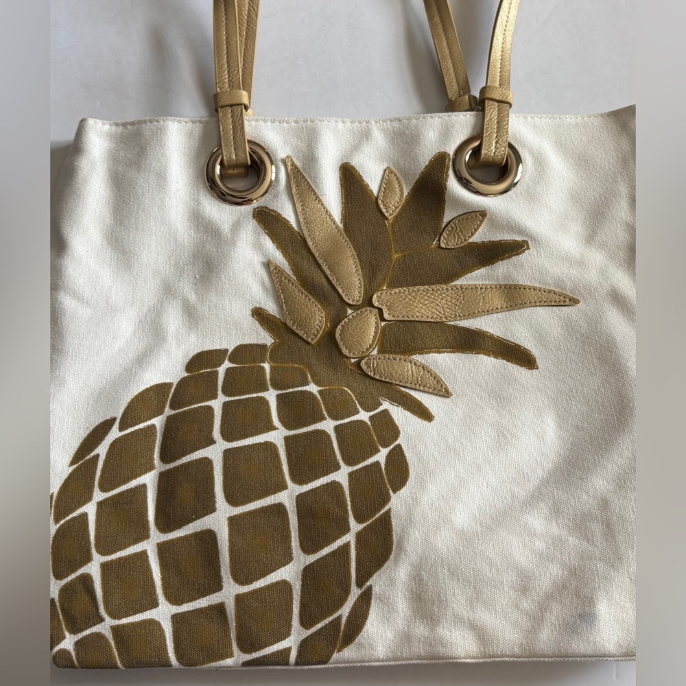 SIGNATURE DESIGN BRAND..GOLD PINEAPPLE FAUX LEATHER DESIGN TOTE BAG